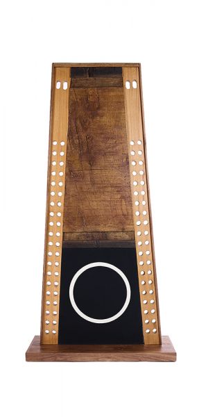 Raumobjekt #1, 2024 Acryl auf Leinwand und Baumwollstoff; Nußholz, Buchen-Leimhölzer, 130 x 65 x 24 cm