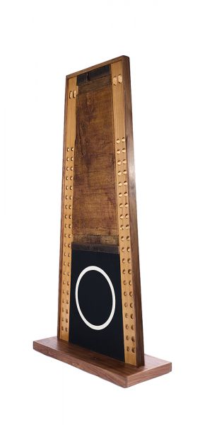 Raumobjekt #1, 2024 Acryl auf Leinwand und Baumwollstoff; Nußholz, Buchen-Leimhölzer, 130 x 65 x 24 cm